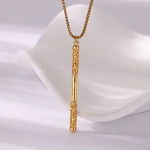 Détail du pendentif bâton de roi singe doré avec gravures de nuages et chaîne box