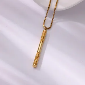 Détail du pendentif bâton de Monkey King doré avec motifs de nuages et chaîne de boîte