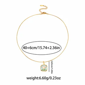Dettaglio della collana con ciondolo a fiori smaltati con dimensioni e peso esatti