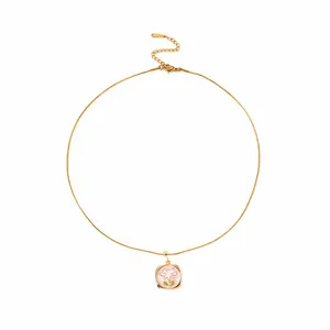 Collana vintage dorata con ciondolo a fiore in smalto rosa e dettagli in perla