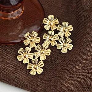 Vintage-Ohrstecker aus 18k vergoldetem Edelstahl mit Blumenmuster und fünf Blütenblättern