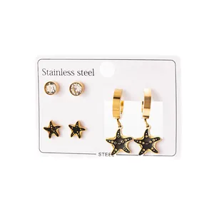Détail d'un ensemble de 3 paires de boucles d'oreilles en acier avec étoiles de mer