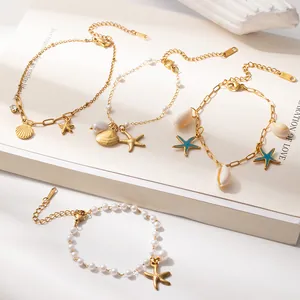 Set di bracciali dorati a tema marino con ciondoli a stella marina e perle artificiali