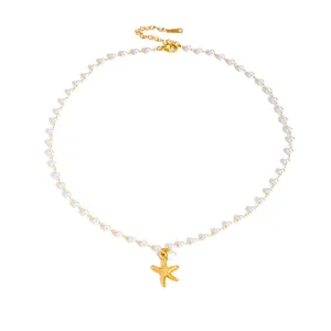 Elegante collana di perle con ciondolo a stella marina dorata e chiusura regolabile su bianco