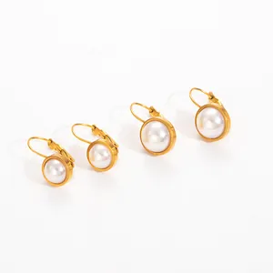 Due paia di orecchini a monachella dorati in stile vintage francese con perle bianche su bianco
