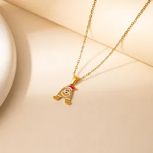 Collier doré en acier inoxydable lettre A avec bonnet de Noël et détails de fête festifs