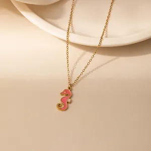 Modieuze roze zeepaardje hanger aan een fijne gouden ketting voor dames sieraden
