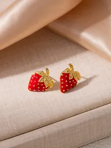 Orecchini a perno a fragola in acciaio inossidabile dorato con smalto rosso elegante