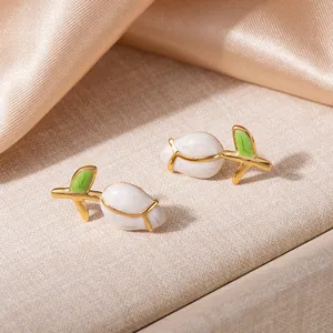 Eleganti orecchini a tulipano dorati con petali marmorizzati e dettagli di foglie verdi