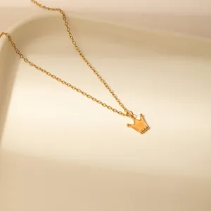 Elegante gouden ketting met een kroonhanger en oranje emaille voor een chique look