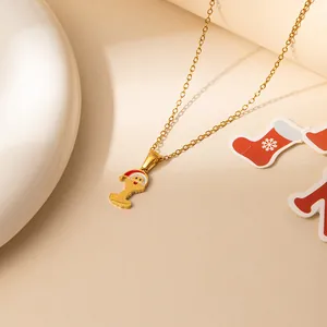 Collier en acier inoxydable doré avec pendentif festif en émail en forme de bonnet de Noël