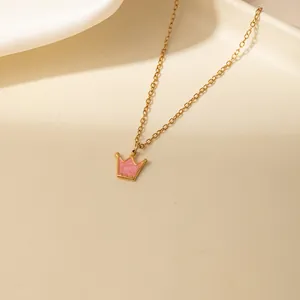 Elegante gouden ketting met een kleine roze kroonhanger van hoogwaardig emaille
