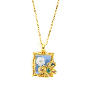 Collier vintage doré avec pendentif fleur, perles et papillon orné de cristaux colorés