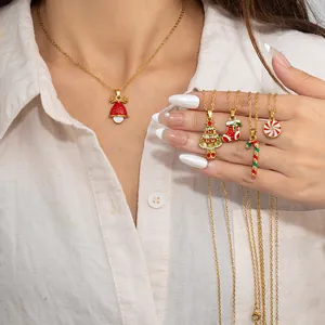 Set collana natalizia dorata con ciondoli in smalto colorato, albero, campana e bastoncino
