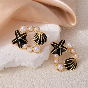 Boucles d'oreilles étoile de mer dorées avec perles blanches et émail noir