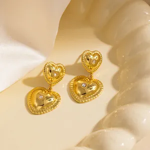 Boucles d'oreilles pendantes double cœur doré avec des pierres en zircone étincelantes