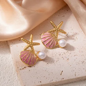Boucles d'oreilles étoile de mer dorées avec coquillage émaillé rose et perle