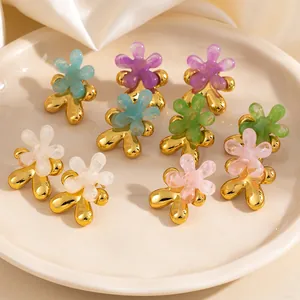 Boucles d'oreilles fleurs en acier inoxydable en cinq couleurs avec base dorée
