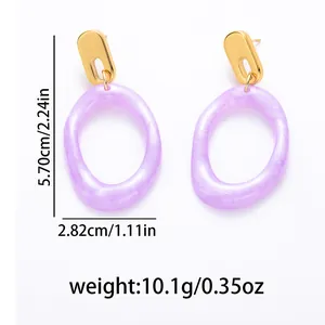 Boucles d'oreilles ovales évidées avec haut doré et pendentifs en résine violette