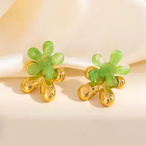 Boucles d'oreilles fleurs en résine verte avec bordure dorée et design floral double