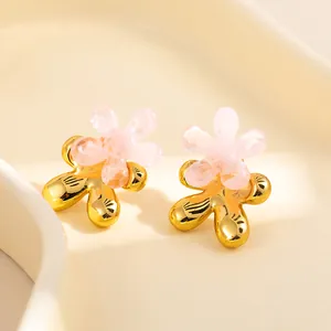 Boucles d'oreilles fleurs en émail rose dorées à l'or fin avec pétales en résine