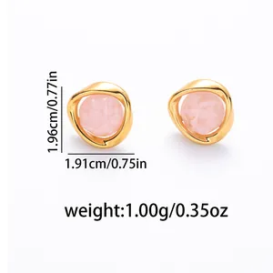 Boucles d'oreilles dorées irrégulières avec pierre marbre rose sur fond blanc