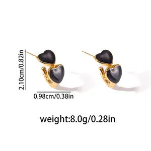 Boucles d'oreilles double cœur en acier inoxydable avec émail noir et détails dorés