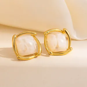Boucles d'oreilles carrées texture marbre avec monture dorée style vintage