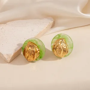 Boucles d'oreilles gouttes en acier avec résine marbre vert et métal plissé doré