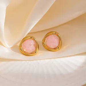 Boucles d'oreilles dorées en acier inoxydable avec pierres roses en résine marbrée