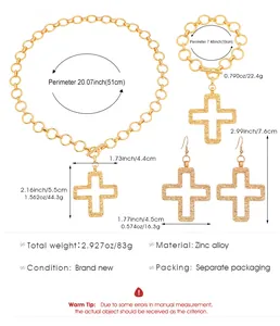 Detailansicht des goldenen Kreuz-Schmucksets mit strukturierter Oberfläche und Maßen