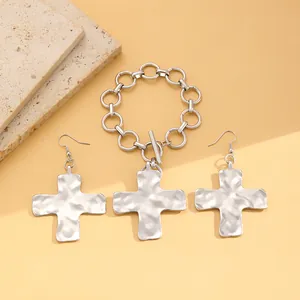 Detail von silbernem Kreuzschmuck-Set mit gehämmertem Metall-Finish und OT-Verschluss