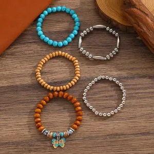 Vista macro dettagliata del set di cinque braccialetti bohémien con perline di turchese e legno