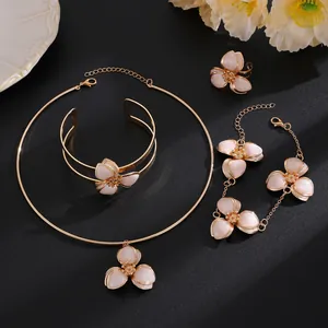 Gioielli in Ferro con Fiori e Smalto per Donna Con Collana Bracciale Rigido Braccialetto Anello Orecchini Accessorio Fiore a Tre Petali