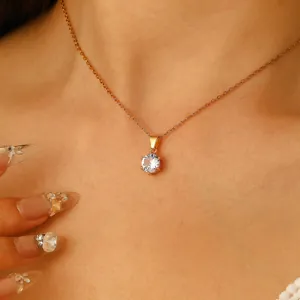Élégant collier ras du cou en or avec un seul pendentif diamant rond sur un mannequin
