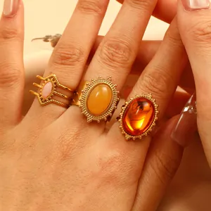 Retro-Goldringe aus Edelstahl mit rosa, gelben und bernsteinfarbenen Steinen im Royal-Stil