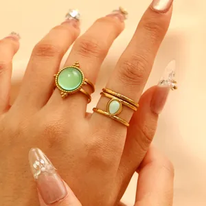Vintage vergoldete offene Ringe mit grünen Edelsteinen und Retro-Perlenrand für Damen