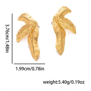 Goldene Blatt-Ohrringe mit matter Oberfläche und feinen Texturdetails für Eleganz