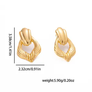 Goldene gefächerte Herzohrringe mit Maßen von 3,58 cm Höhe und 2,32 cm Breite