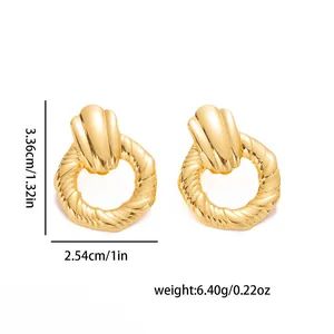 Goldene fächerförmige Perlenherz-Ohrringe mit gedrehtem Seilring und Größenangaben
