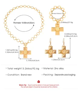 Dettaglio del set di gioielli d'oro con ciondoli a croce e trama a spirale sulle catene