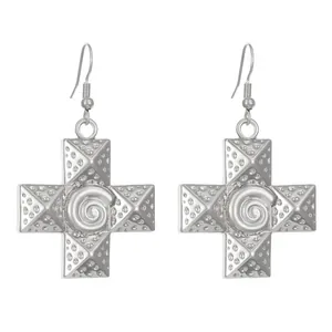 Orecchini a croce vintage in argento con vortice e borchie a piramide per donna stile retro