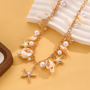 Dettaglio della collana da spiaggia con conchiglie, perle bianche e stelle marine