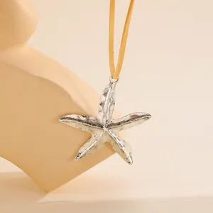 Collier bohème avec pendentif étoile de mer argentée et cordon en daim marron chic