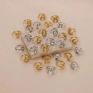 Detail van verstelbare letterringen in 18K goud en zilver met een vloeiend 3D-ontwerp