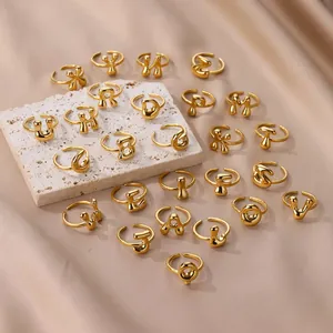 Detail van 26 gouden letterringen op beige travertijn en champagne zijden achtergrond