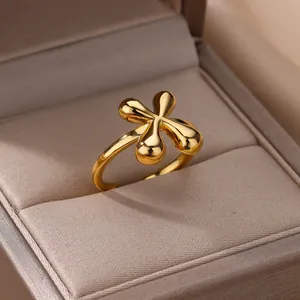 Elegante 18K vergulde klaverbloem ring gepresenteerd in een luxe sieradendoosje
