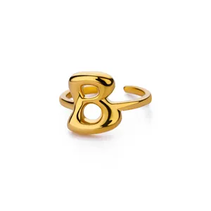 Detailopname van een glanzende 18K vergulde letter B ring met een gepolijste afwerking