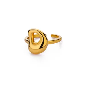 Macro-opname van de vergulde boonvormige open ring met gepolijste 18K finish