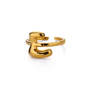 Detail van de 18K vergulde ring met letter E en een gepolijste verstelbare band